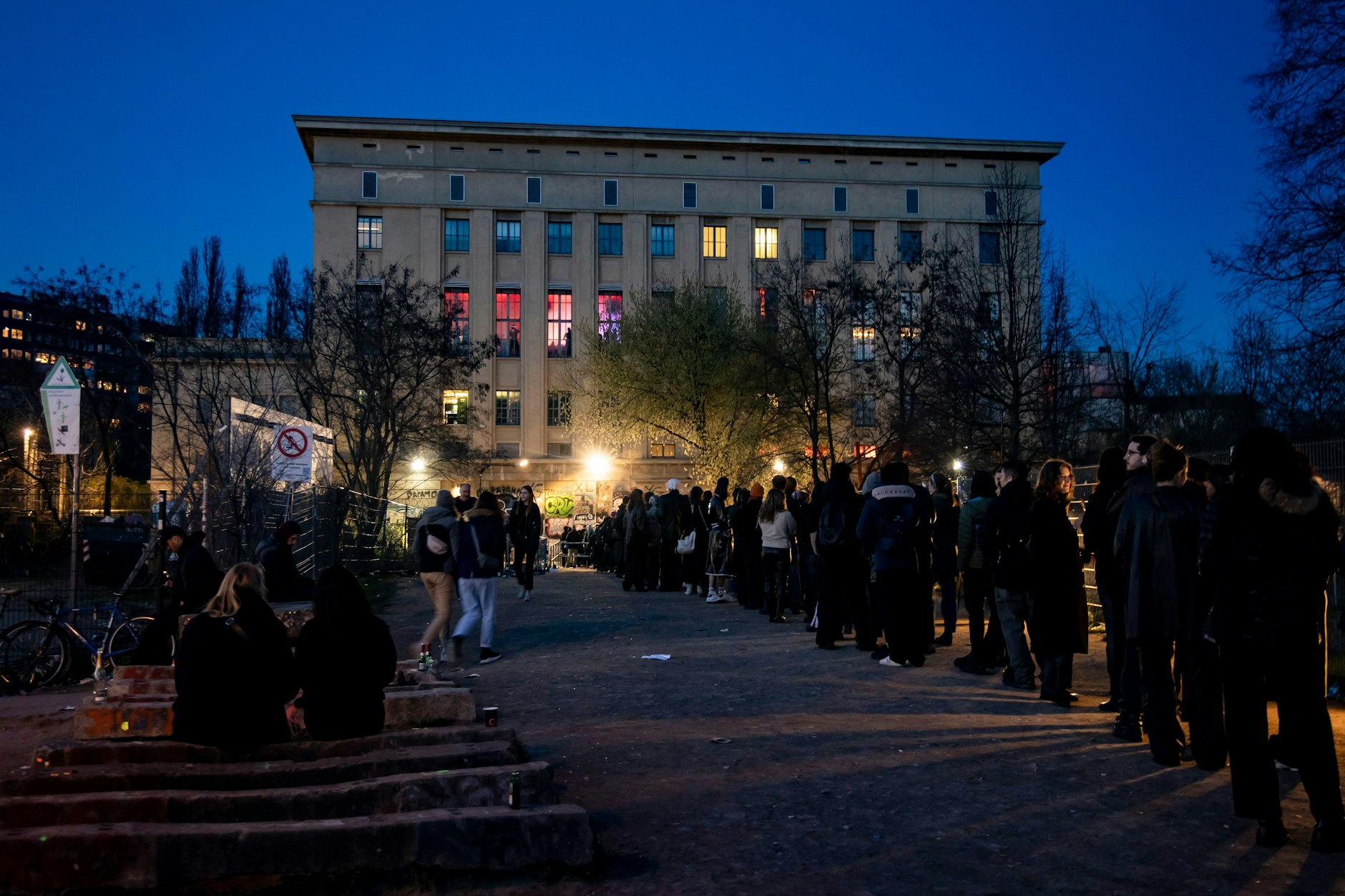 Menschen stehen Schlange vor dem Techno-Club Berghain in Berlin am 17. März 2024.