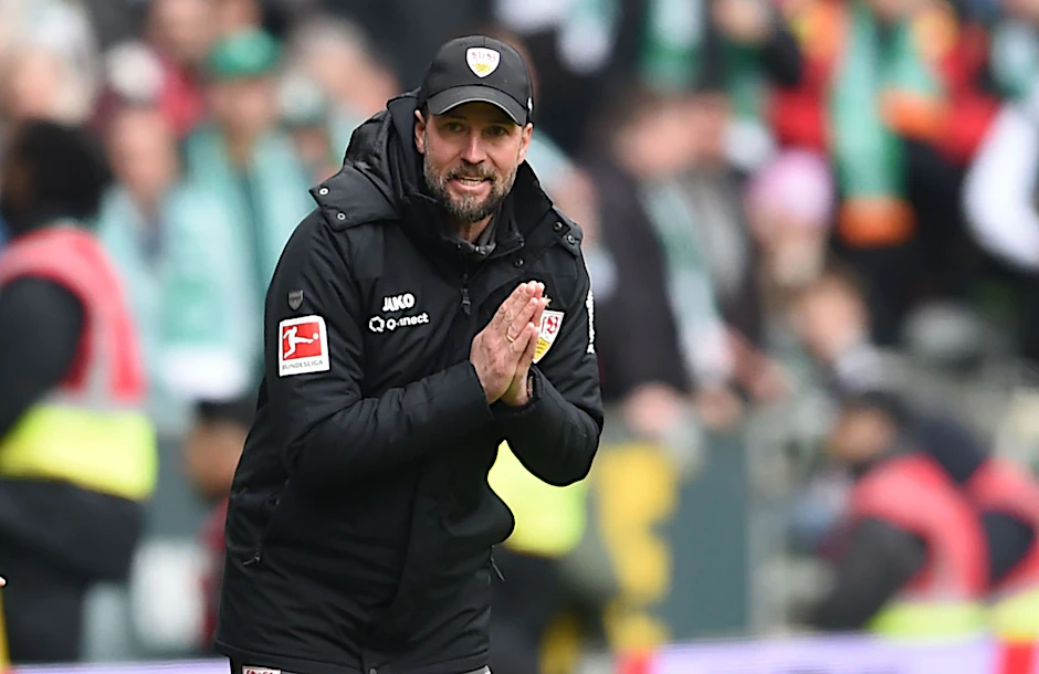 Stuttgarts Trainer Sebastian Hoeneß hat beim VfB noch einen Vertrag bis zum Sommer 2027.  