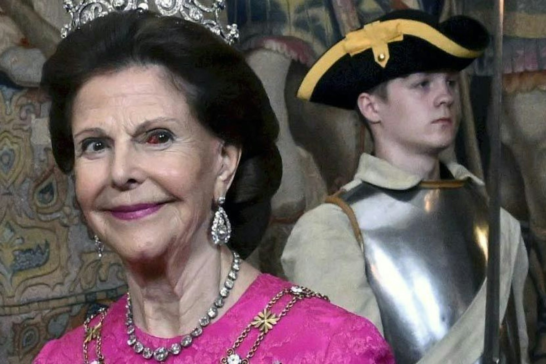Königin Silvia von Schweden auf dem Weg zum Staatsdinner im Königlichen Palast. Ihr Auge ist blutunterlaufen.