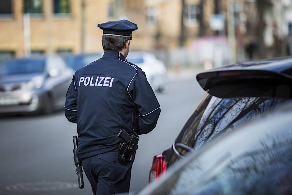 Ein Polizeibeamter im Einsatz.