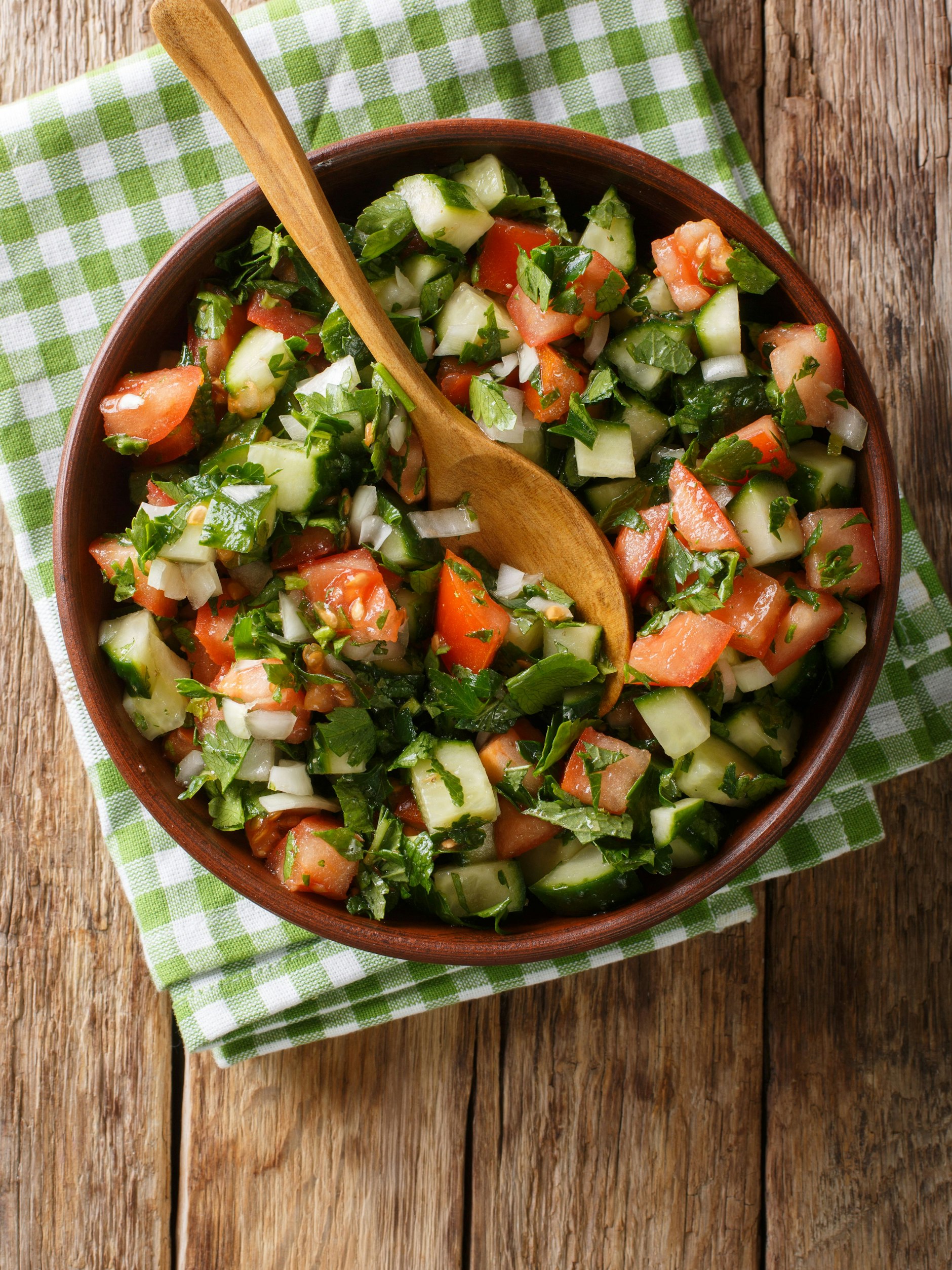 Shirazi ist ein köstlicher und erfrischender Salat mit Tomaten, Gurken und Kräutern. Das Rezept kann aber auch variiert werden.