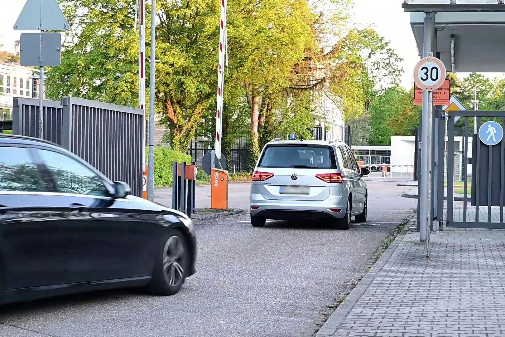 Der Verdächtige wird zum Bundesgerichtshof gebracht. Der Mann, ein Mitarbeiter des deutschen AfD-Europaabgeordneten Krah, ist wegen des Verdachts der Spionage für China in Dresden festgenommen worden.