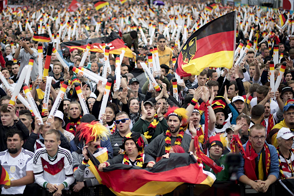 So wie bei der WM 2018 werden auch in diesem Jahr bei der EM Tausende auf der Fanmeile auf der Straße des 17. Juni in Berlin feiern. Unzählige Helfer sind im Einsatz, damit nichts passiert.