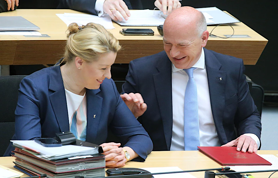 Berlins Regierender Bürgermeister Kai Wegner (CDU) und Wirtschaftssenatorin Franziska Giffey scherzen im Abgeordnetenhaus.&nbsp;
