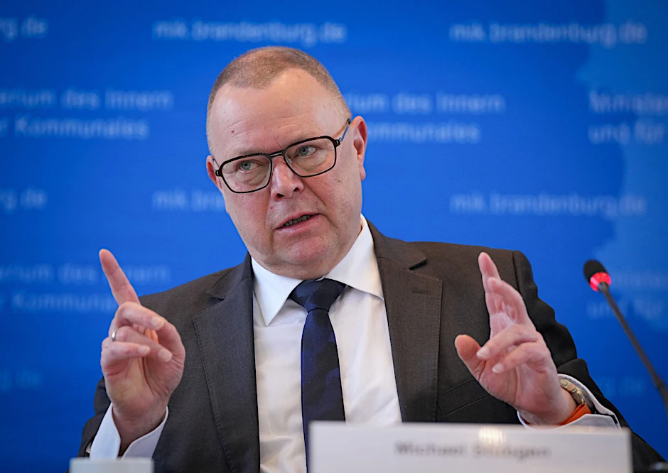 ARCHIV - Brandenburgs Innenminister Michael Stübgen spricht während einer Pressekonferenz.  