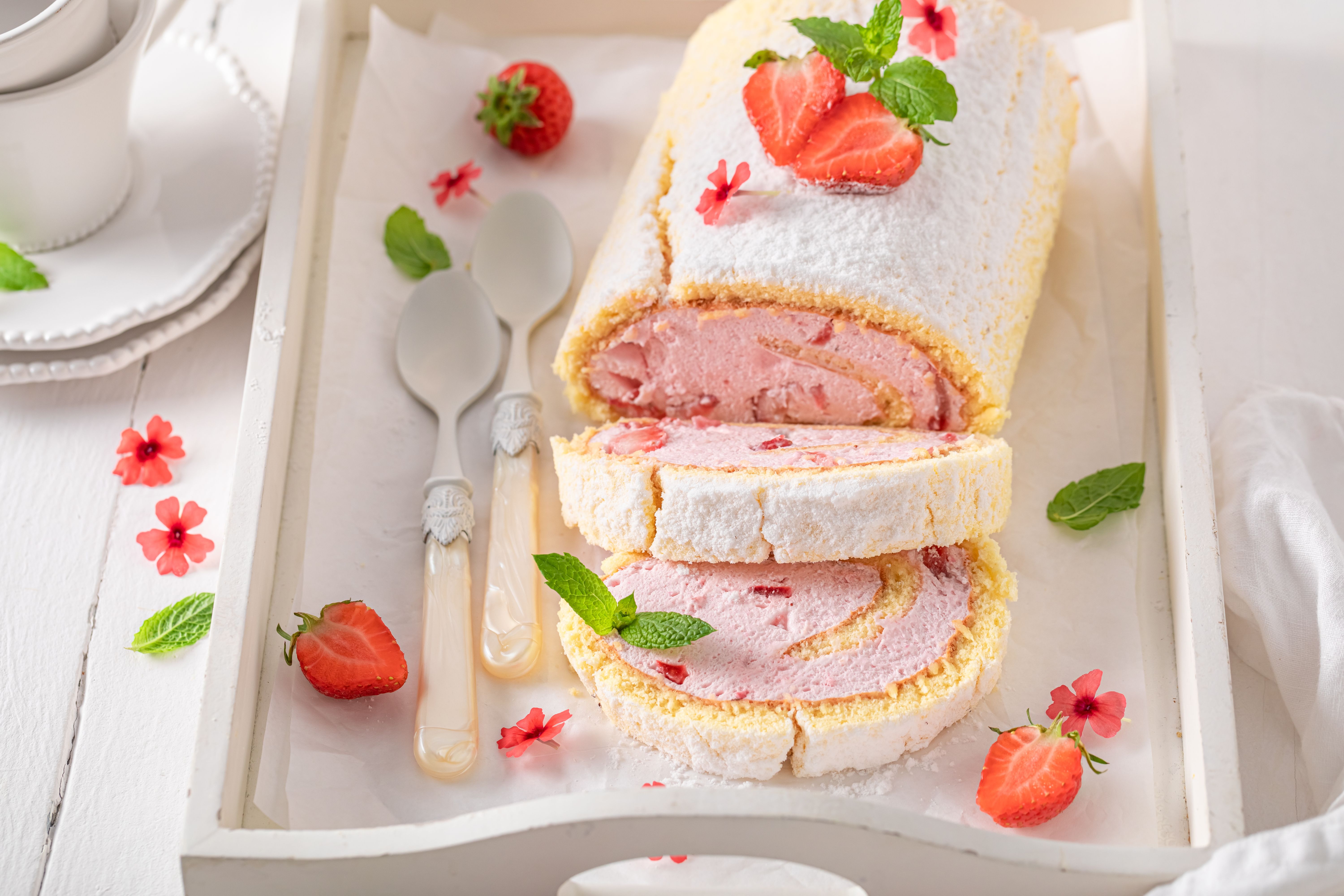 Feines Rezept für fruchtig-cremige Erdbeer-Biskuit-Rolle. Köstlich!