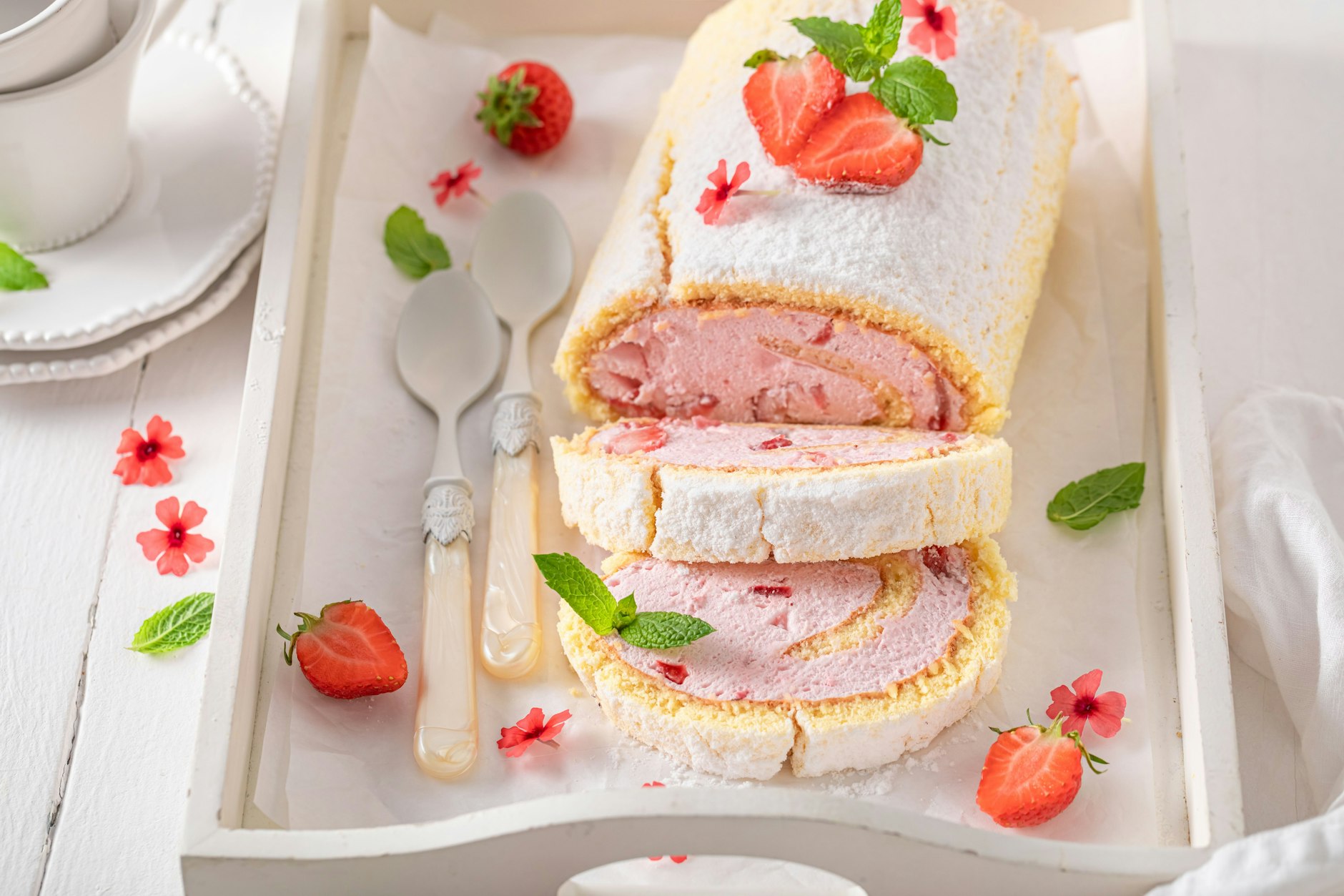 Der ideale Kuchen im Frühling: Die Erdbeer-Biskuitrolle mit Sahnefüllung.