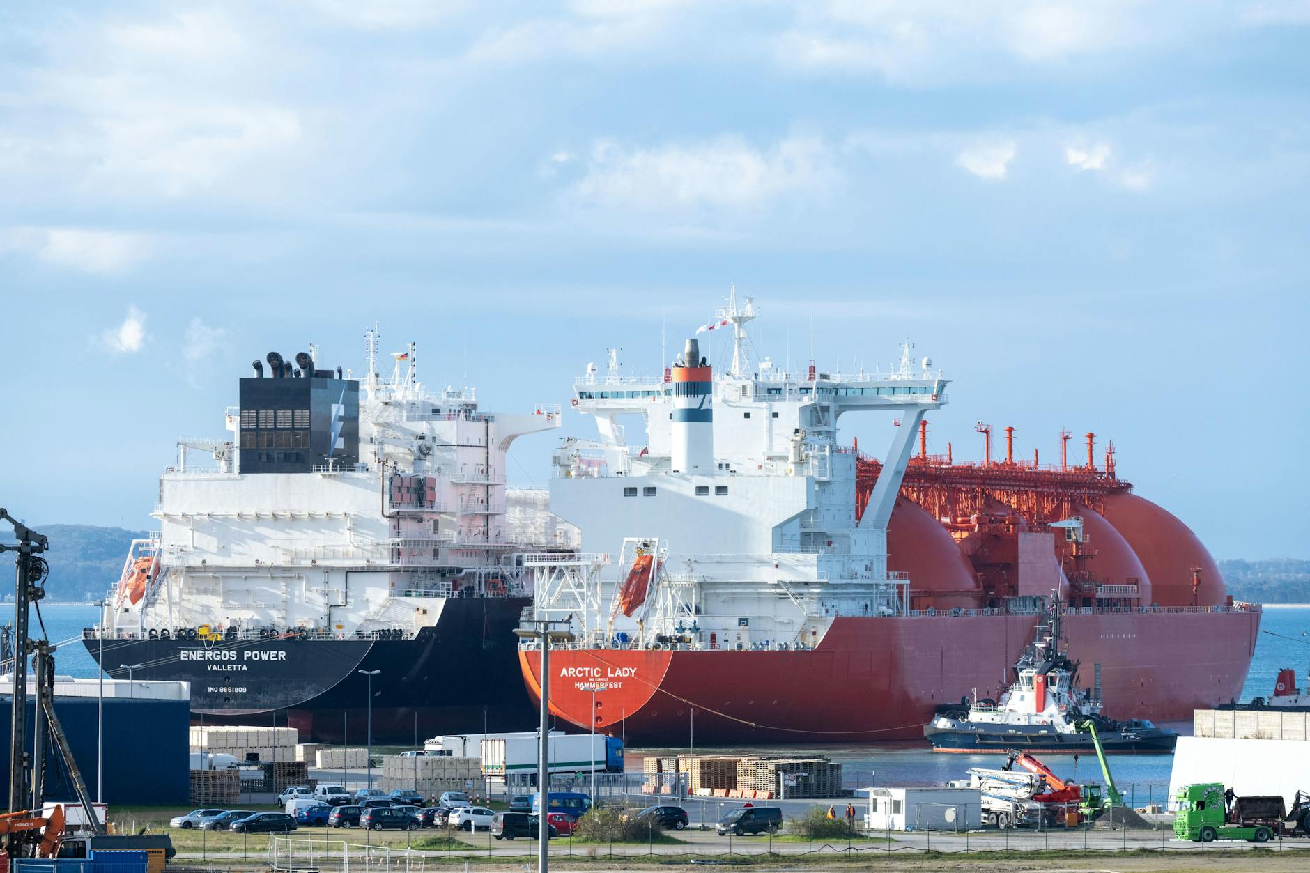 Sassnitz-Mukran: Ein LNG-Tanker mit einer Ladung LNG im Energie-Terminal „Deutsche Ostsee“