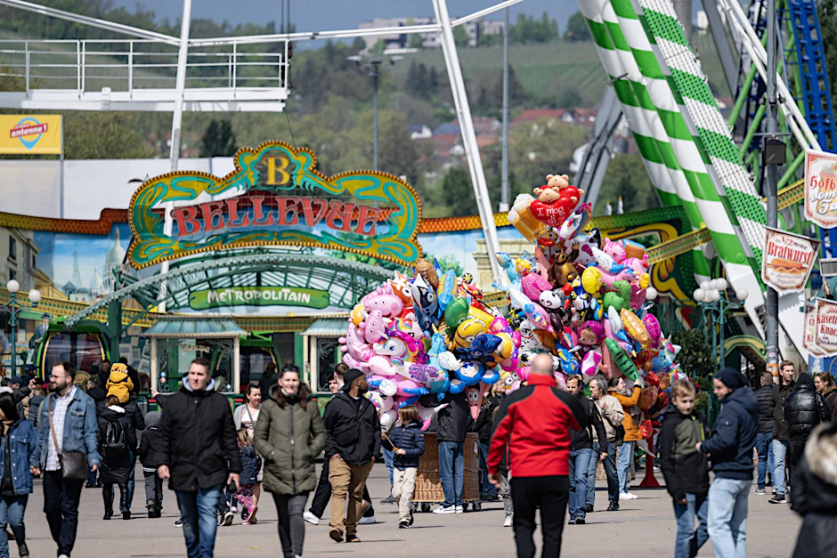 Virus-Alarm: Besucher gehen über das Gelände des Stuttgarter Frühlingsfestes 2024.