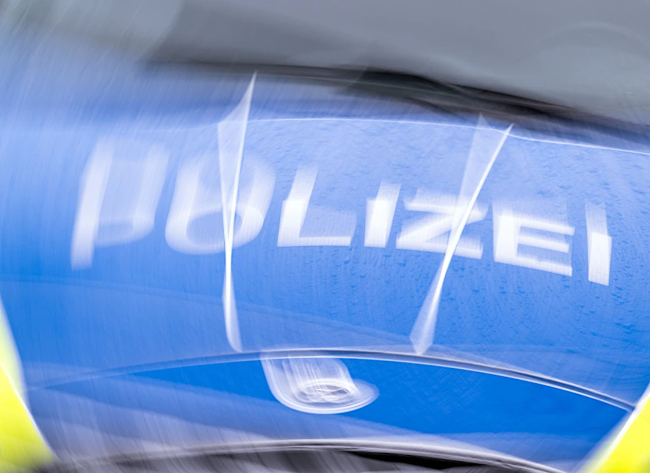 ARCHIV - Der Schriftzug "Polizei" steht auf der Kühlerhaube eines Autos.  