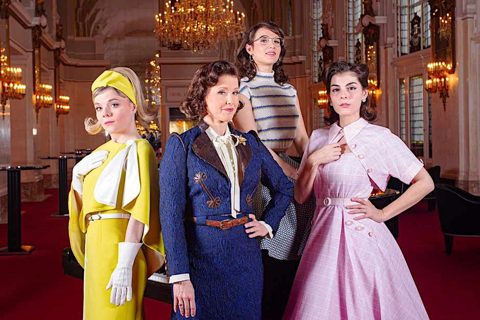 Das sind sie, die Schöllack-Frauen, zu sehen im Musical&nbsp;„Ku’damm 59“ &nbsp;(v.l.n.r.): Isabel Waltsgott als Eva, Katja Uhlig als Caterina, Celina dos Santos als Monika und Pamina Lenn als Helga