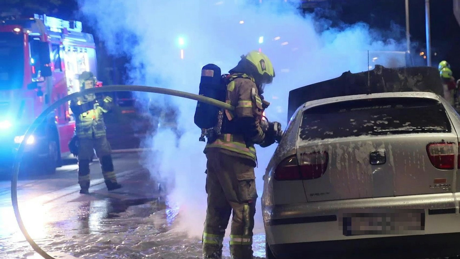 Einsatzkräfte der Feuerwehr bei Löscharbeiten an der JVA Plötzensee.