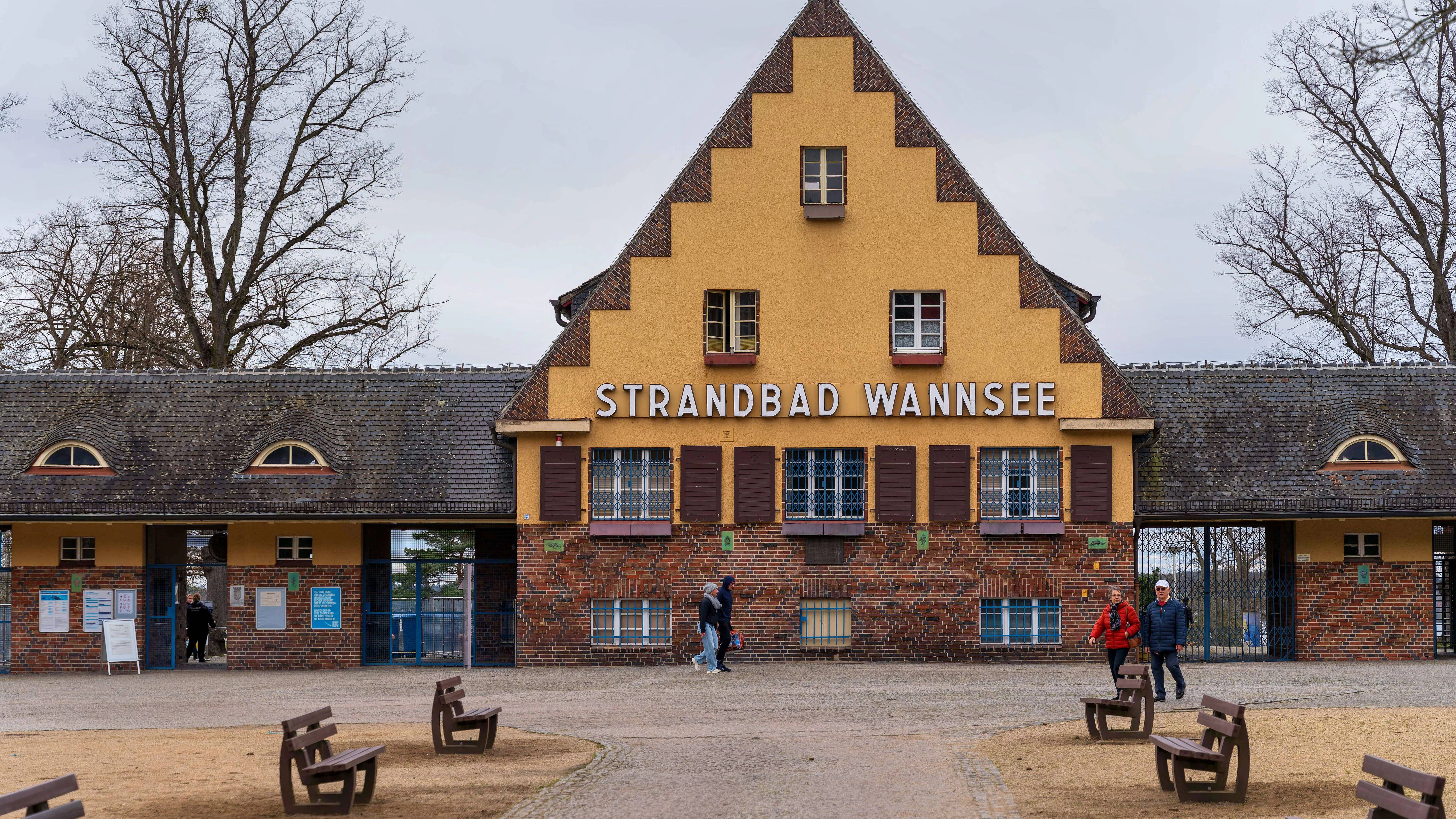 Im Strandbad Wannsee, das bereits geöffnet ist, beginnt der reguläre Badebetrieb am 1. Mai.&nbsp;