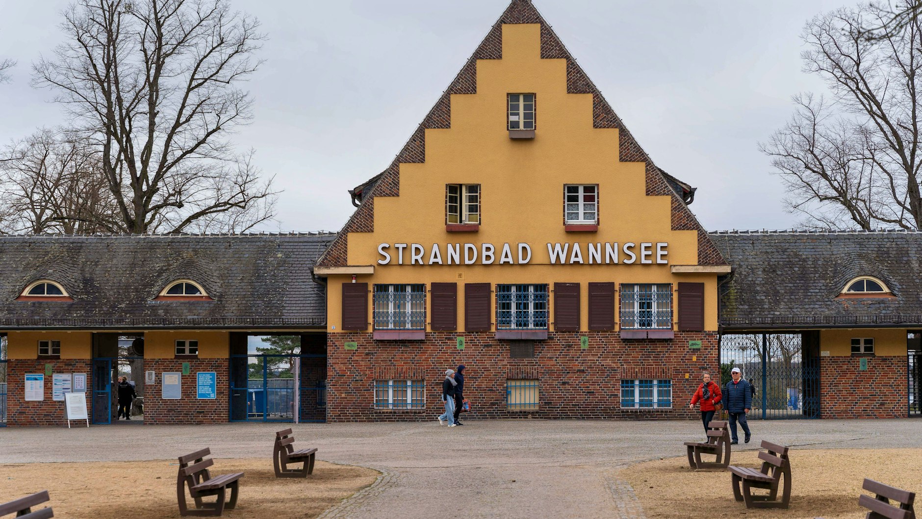 Im Strandbad Wannsee, das bereits geöffnet ist, beginnt der reguläre Badebetrieb am 1. Mai.&nbsp;