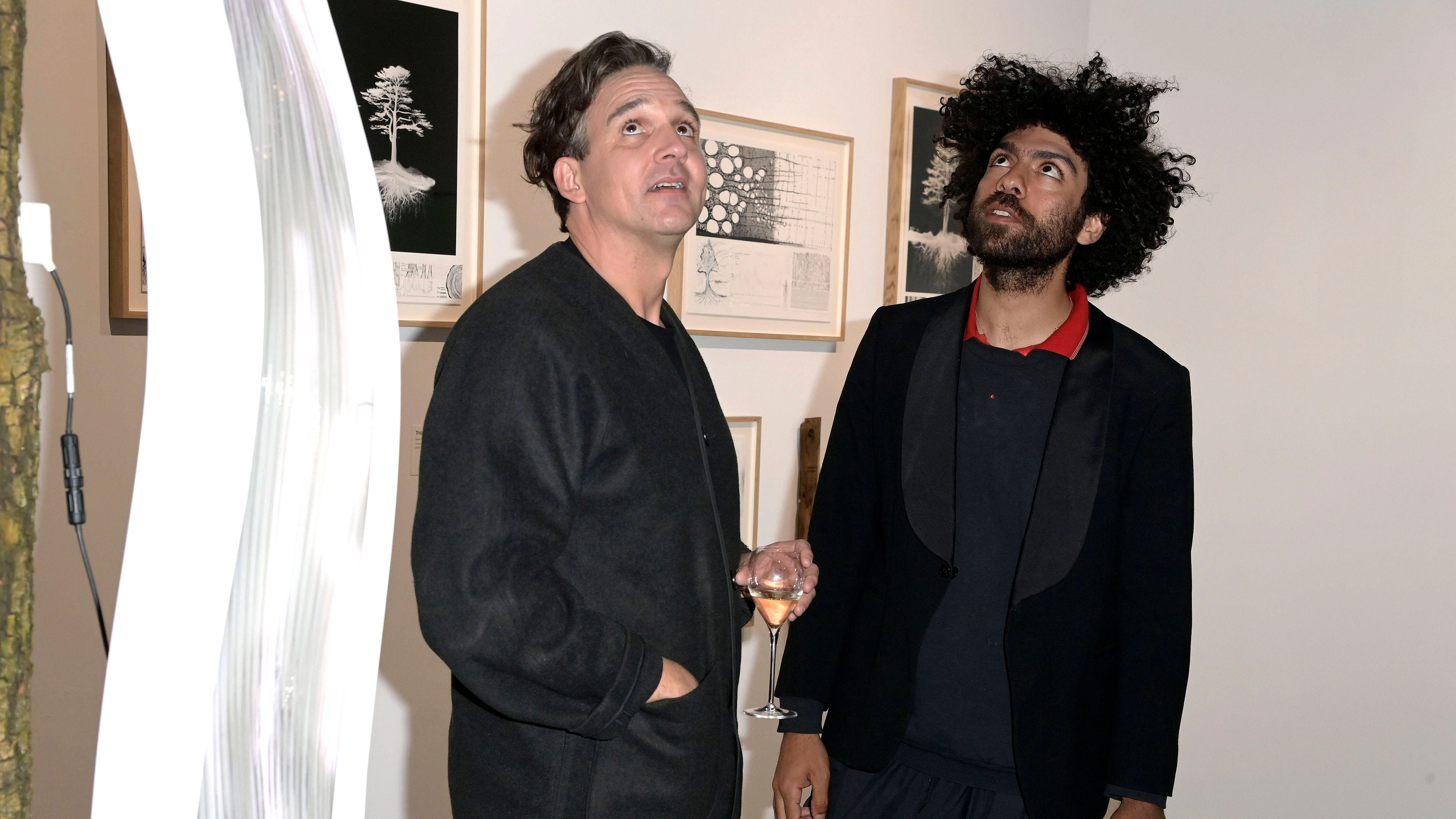 Von Künstler zu Künstler: Noah Becker lässt sich von Thijs Biersteker die Kunst-Installation erklären.&nbsp;
