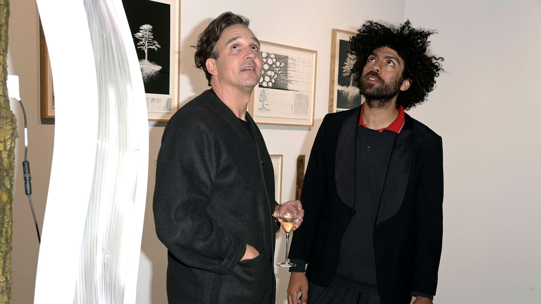 Von Künstler zu Künstler: Noah Becker lässt sich von Thijs Biersteker die Kunst-Installation erklären.&nbsp;