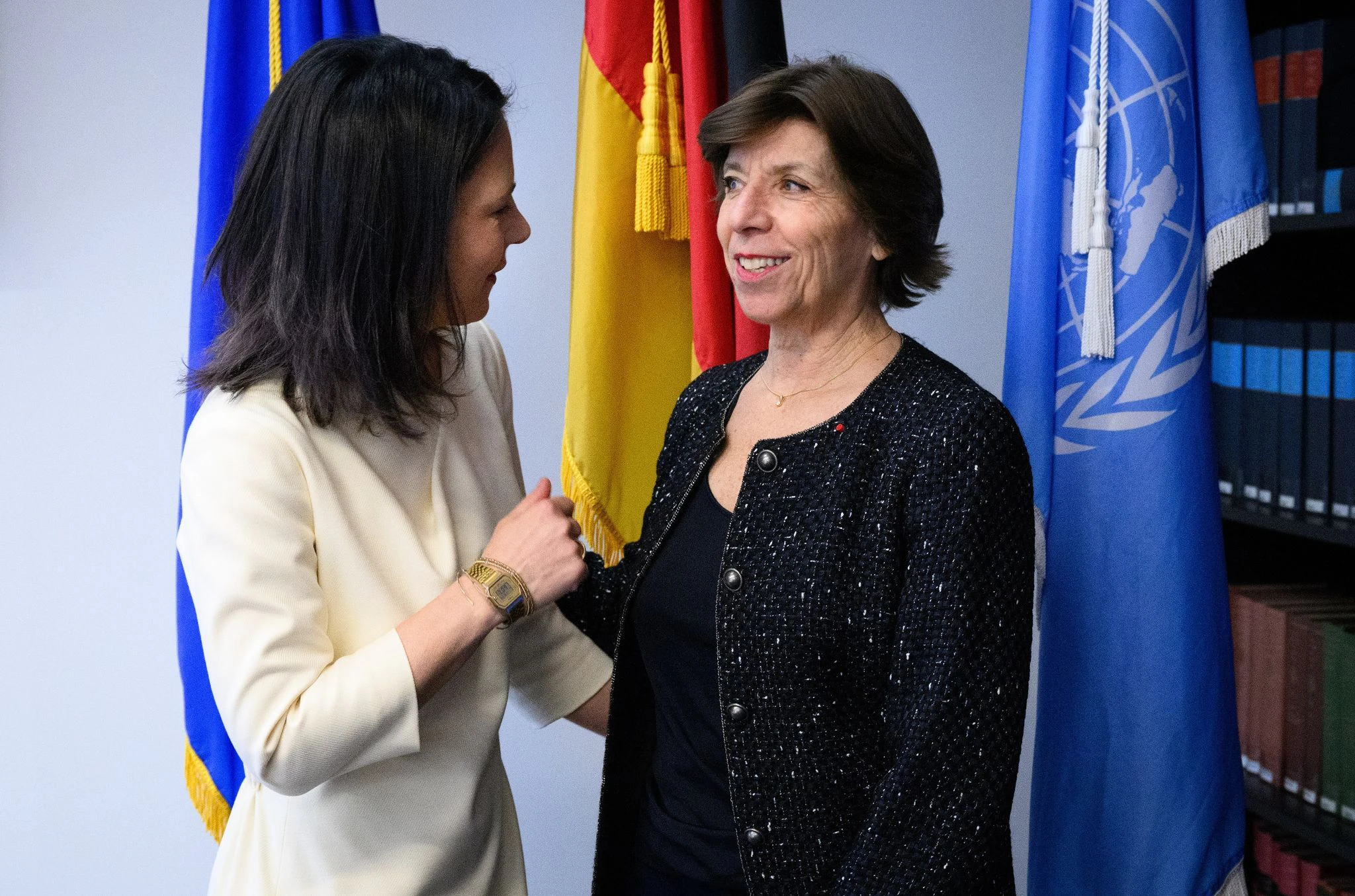 ARCHIV - Bundesaußenministerin Annalena Baerbock im Gespräch mit der ehemaligen französischen Außenministerin Catherine Colonna (r), die mit der Prüfung der UNRWA beauftragt worden war (Archivbild).  