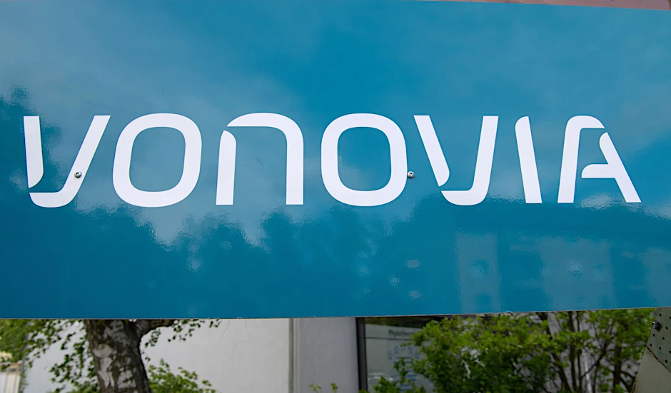 ARCHIV - Der Firmenname des Immobilienkonzerns «Vonovia» steht auf einem Schild.  Symbolbild