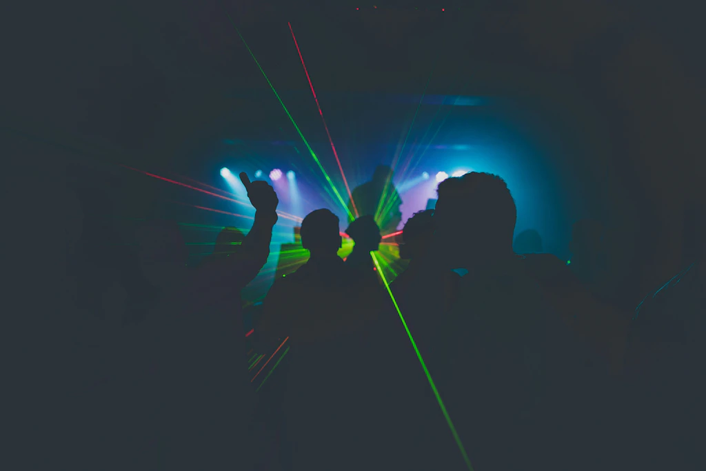 Berliner Techno-Clubarbeiter: 16-Stunden-Schicht und Chefs bestimmen das ...