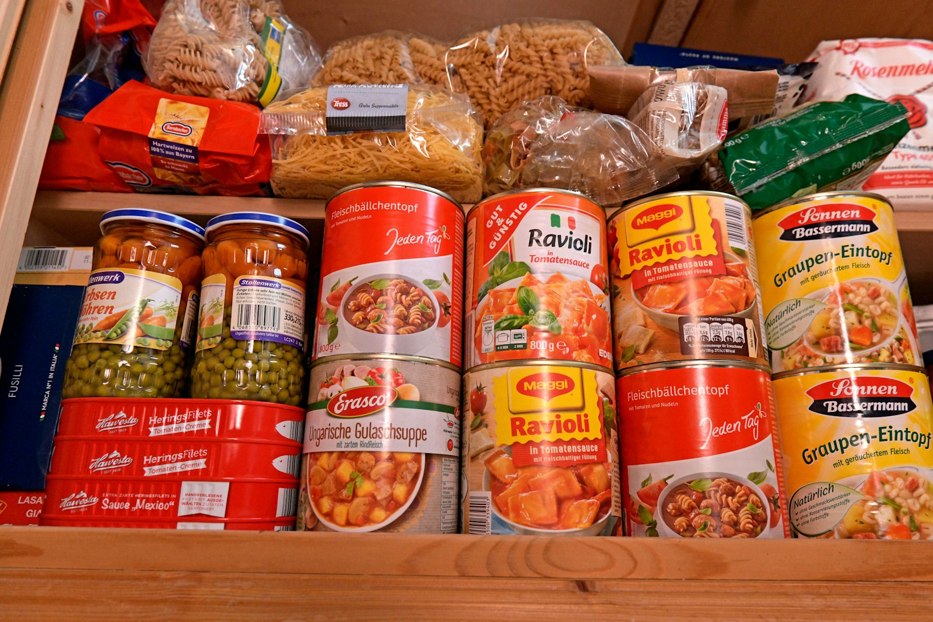 Vorrats-Schrank in einem Haushalt: oft finden sich dort auch Konserven in Dosen. Wegen der Belastung mit BPA sollte man lieber zu Konserven im Glas greifen, rät Stiftung Warentest. 