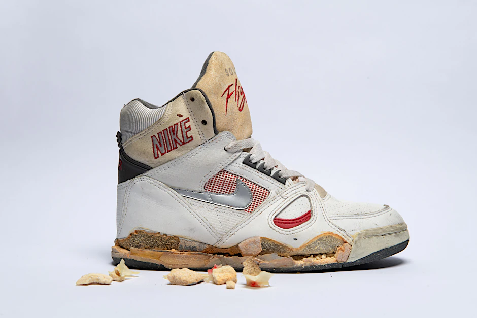 Viele Sammler müssen jetzt schlucken und Realitäten wie diesem zerfallenden Nike Solo Flight von 1989 ins Auge blicken.