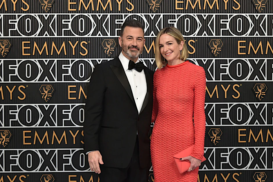 ARCHIV - Jimmy Kimmel und Molly McNearney bei der  Verleihung der 75. Primetime Emmy Awards.  