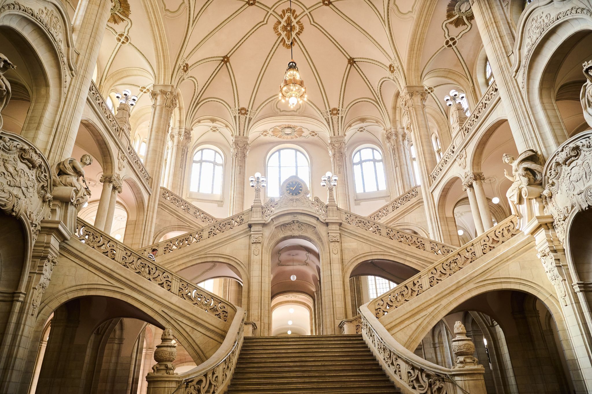 Aktenberge im Kriminalgericht Moabit: Digitalisierung im Zeitlupentempo