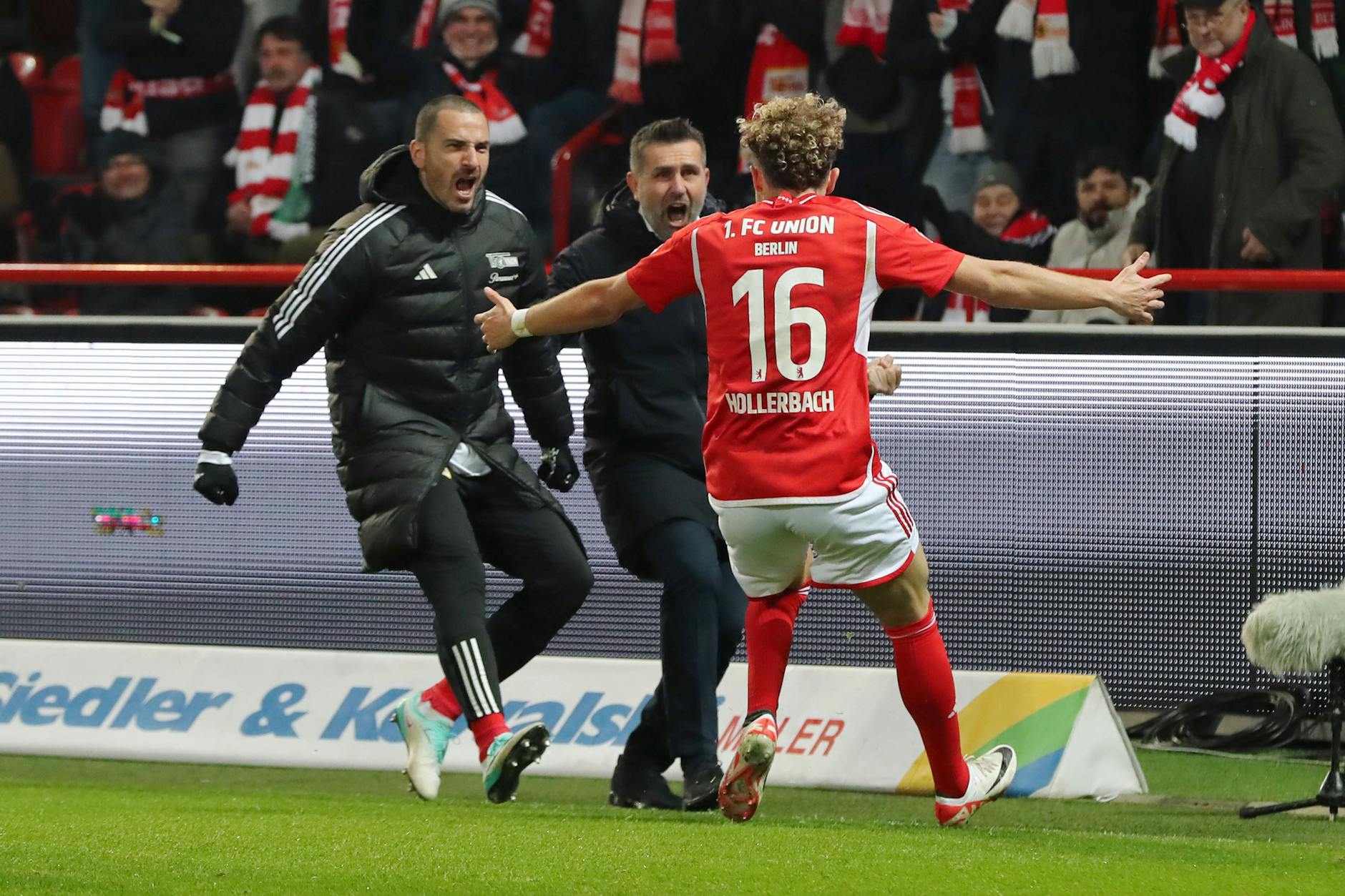 Union-Trainer Nenad Bjelica feiert im Hinspiel gegen Mönchengladbach den Treffer zum zwischenzeitlichen 2:0 mit Torschütze Benedict Hollerbach. Auch Leonardo Bonucci (l.) freute sich mit.