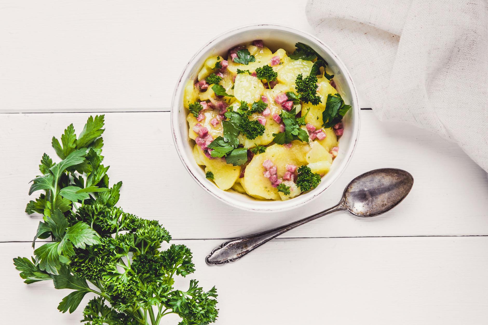 Probieren Sie das Rezept für Kartoffelsalat ohne Mayo gleich mal aus.