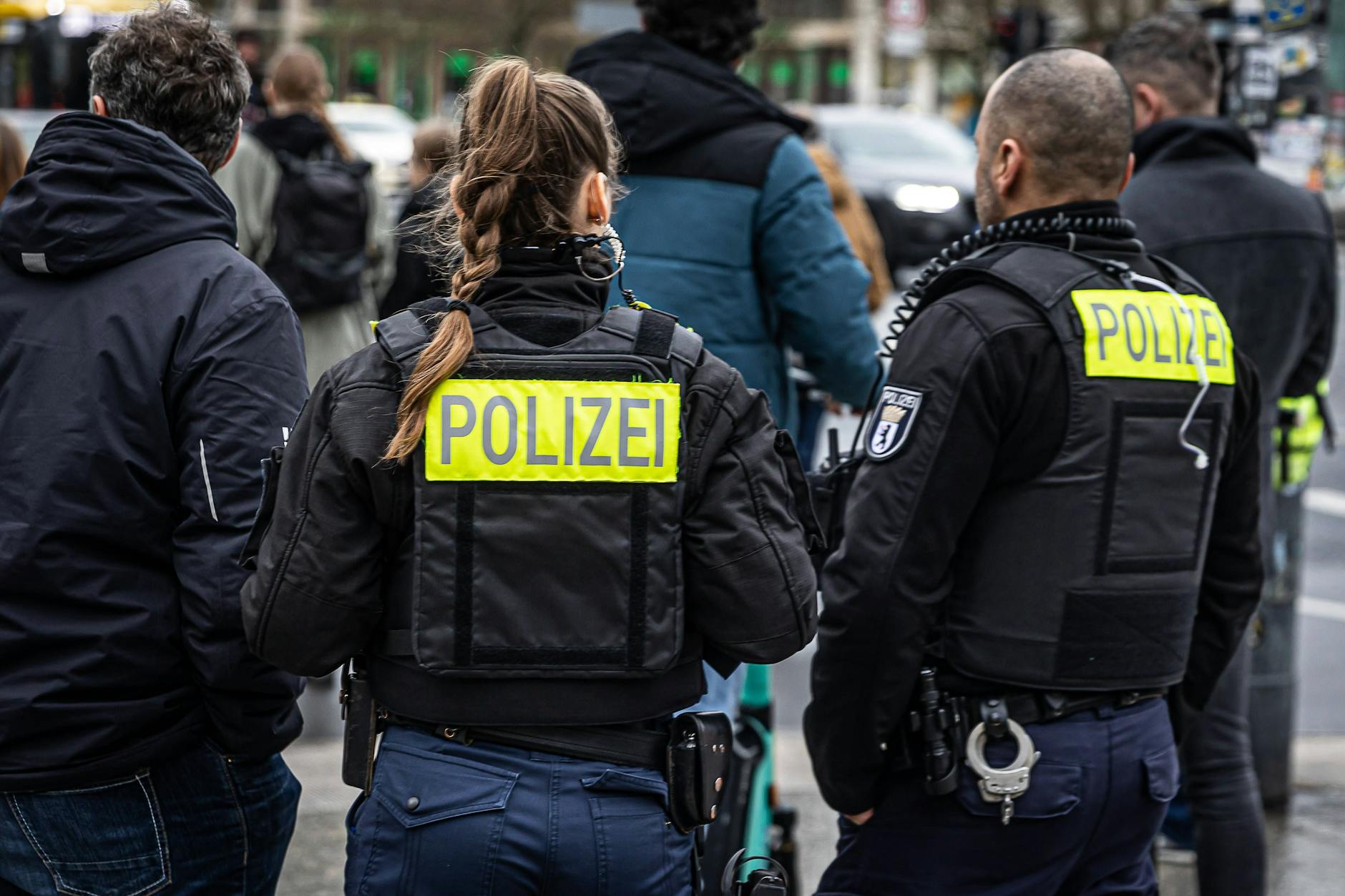 Mehrere Polizisten wurden am Sonntag in Berlin attackiert.
