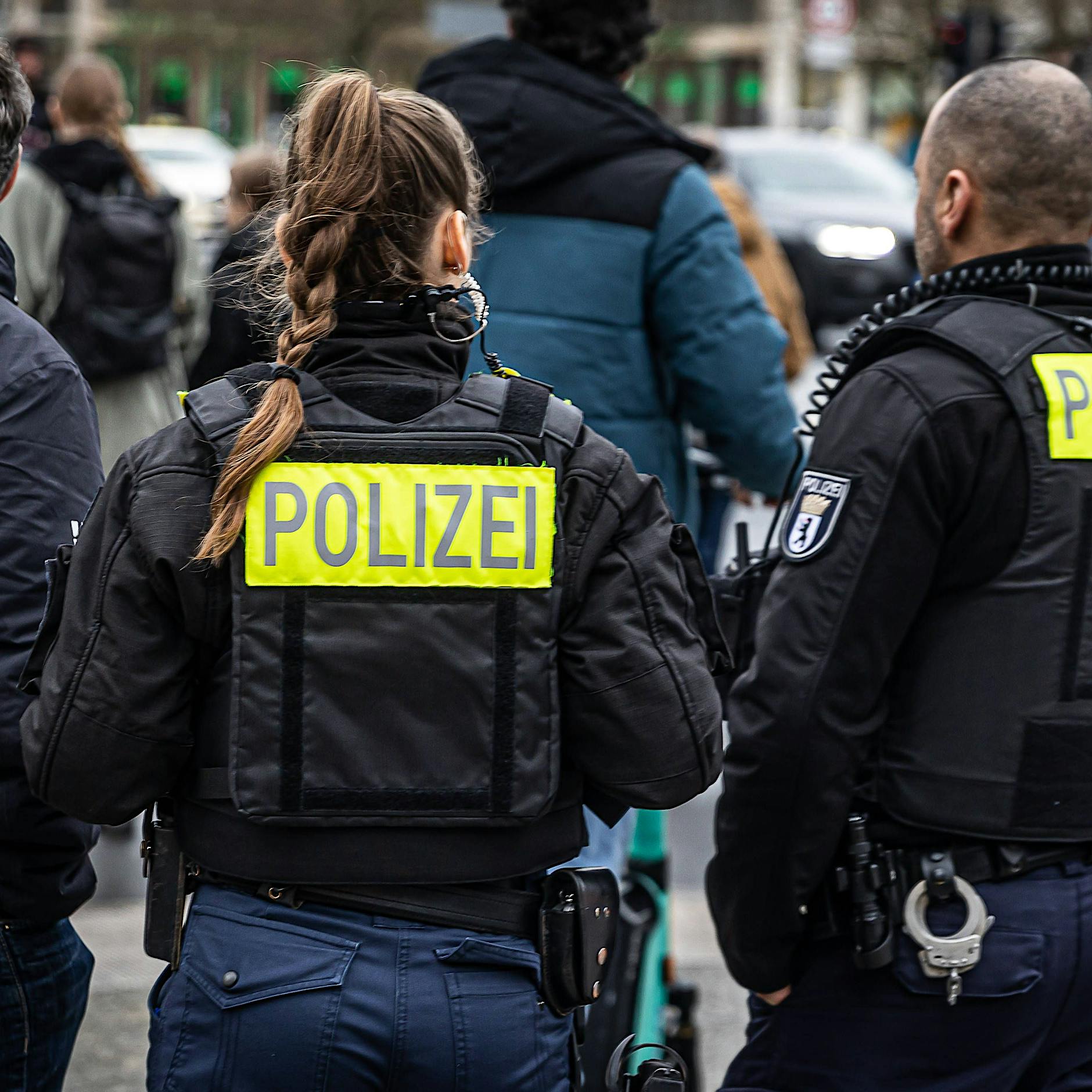 Mitte und Friedrichshain-Kreuzberg: Zwei Polizisten angegriffen und verletzt