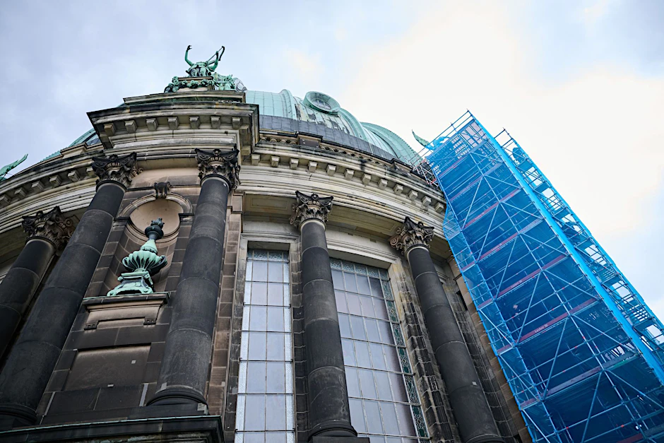 Am Tambour des Berliner Doms steht ein Baugerüst.  