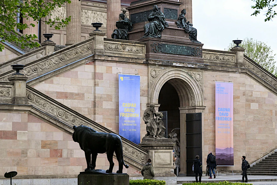 ARCHIV - In der Alten Nationalgalerie in Berlin geht es um Caspar David Friedrich und die Natur.  