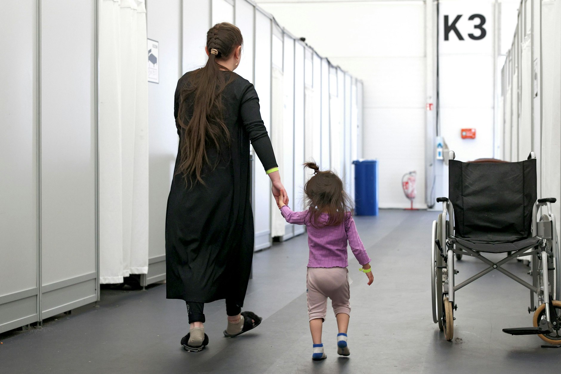 Eine Mutter mit ihrer Tochter in der Flüchtlingsunterkunft im ehemaligen Flughafen Tegel.