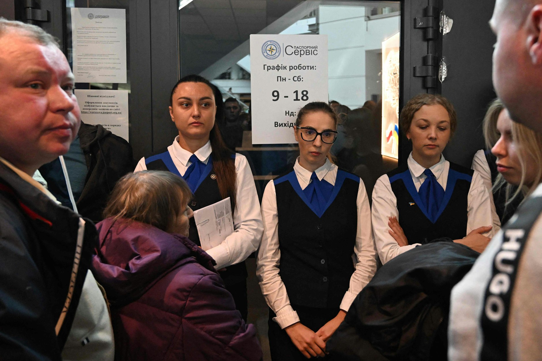 Frauen versperren den Zugang zum ukrainischen Reisepass-Center in Warschau, Polen. Kiew stoppt die Ausgabe von Dokumenten für Diaspora-Ukrainer.