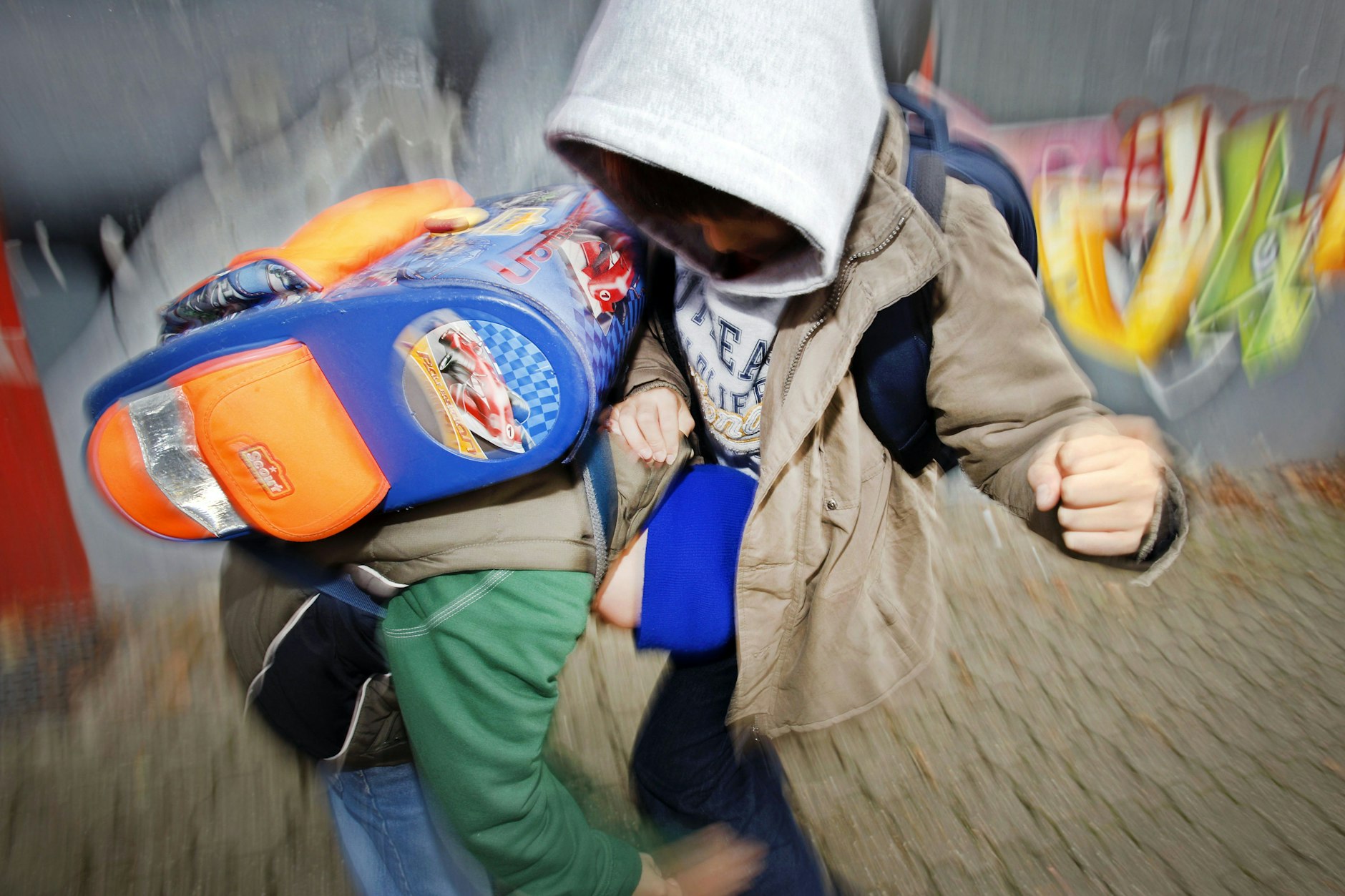 Zwei Schüler prügeln sich auf dem Schulhof.&nbsp;