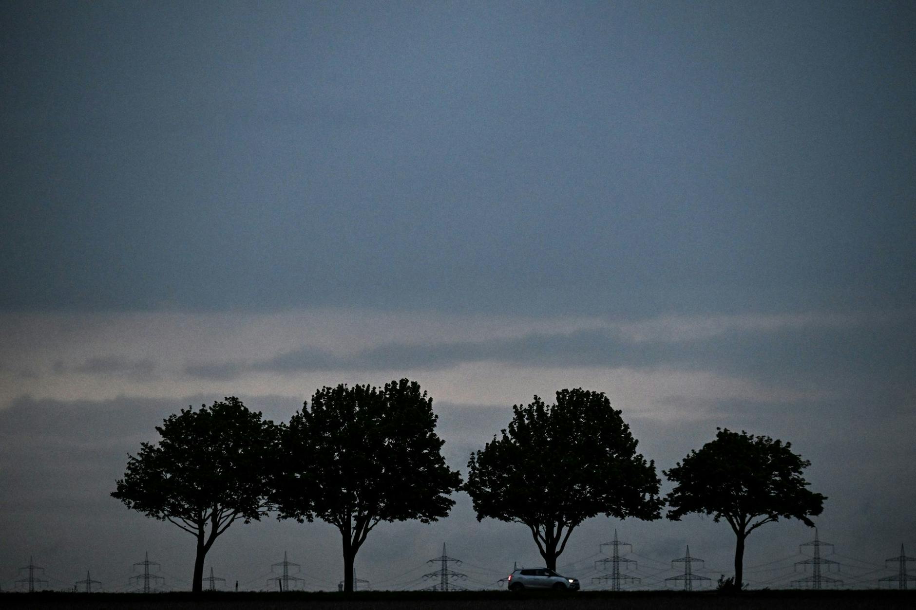 Morgengrauen in Pulheim. Nicht nur hier in Nordrhein-Westfalen müssen sich die Anwohner in den kommenden Tagen weiterhin auf winterliches Aprilwetter einstellen.