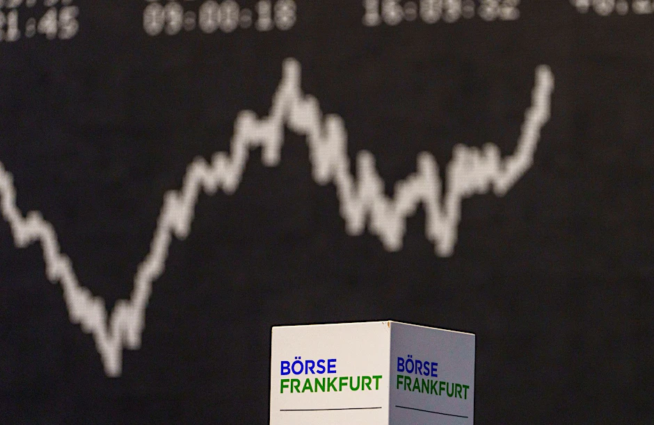 ARCHIV - Die Kurve des deutschen Aktienindex (Dax) zeigt nach oben. Die Deutsche Börse hat im ersten Quartal 2024 deutlich mehr verdient als erwartet.  