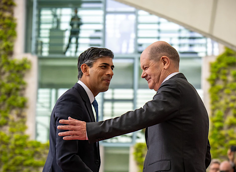 Bundeskanzler Olaf Scholz (r), begrüßt den britischen Premier Rishi Sunak vor dem Bundeskanzleramt zum offiziellen Antrittsbesuch.  