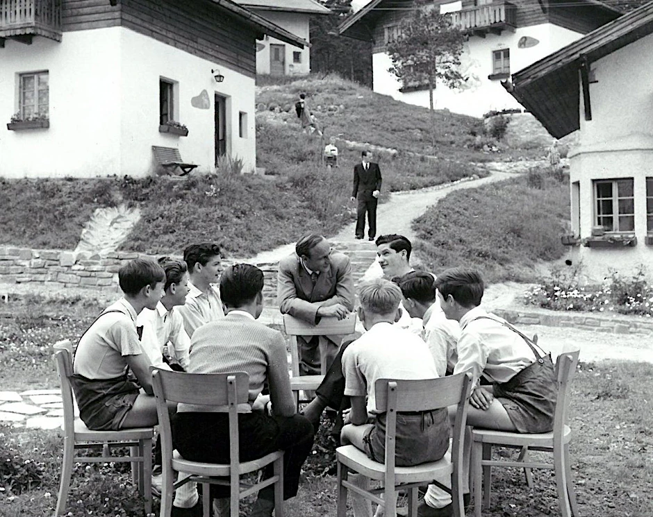HANDOUT - 1953: Kinderdorf-Gründer Hermann Gmeiner unterhält sich mit Kindern im ersten SOS-Kinderdorf.  