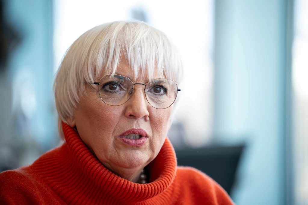 Filistinli göstericiler Claudia Roth'un HKW Berlin'deki konuşmasını engelledi