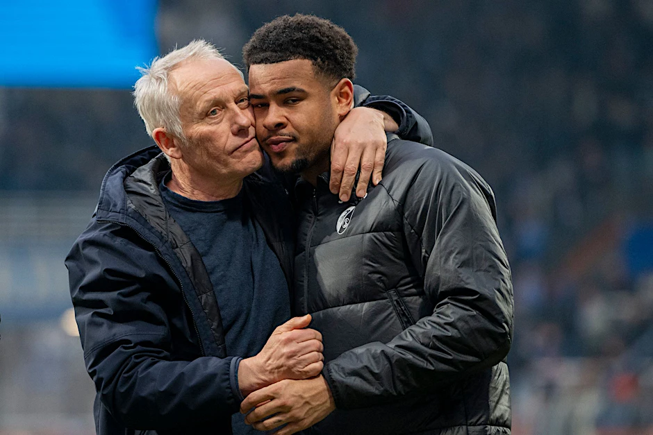 ARCHIV - Freiburgs Trainer Christian Streich nimmt seinen Torwart Noah Atubolu in Schutz.  