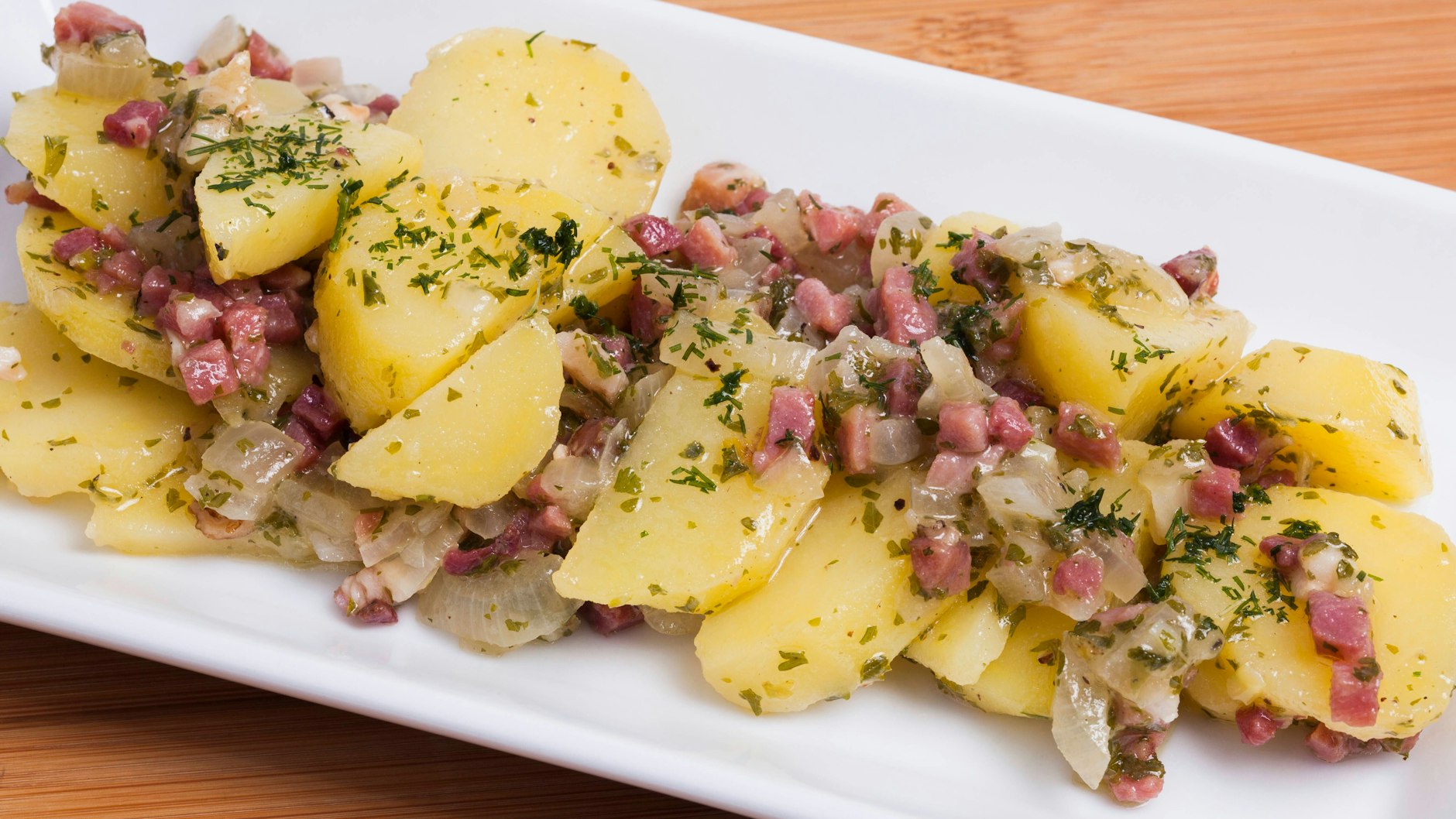 Das Rezept für Kartoffelsalat ohne Mayo ist superlecker und schnell zubereitet.