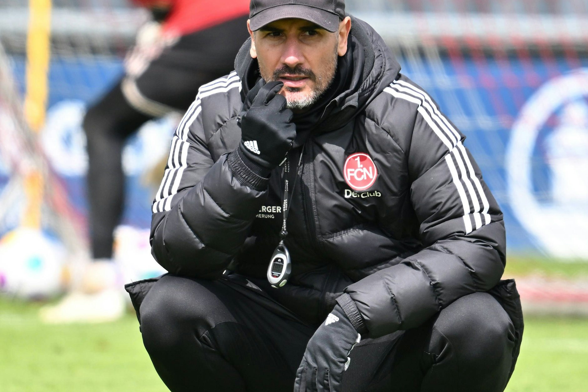 Trainer Cristian Fiel schaut noch den Nürnberger Kickern genau auf die Füße.