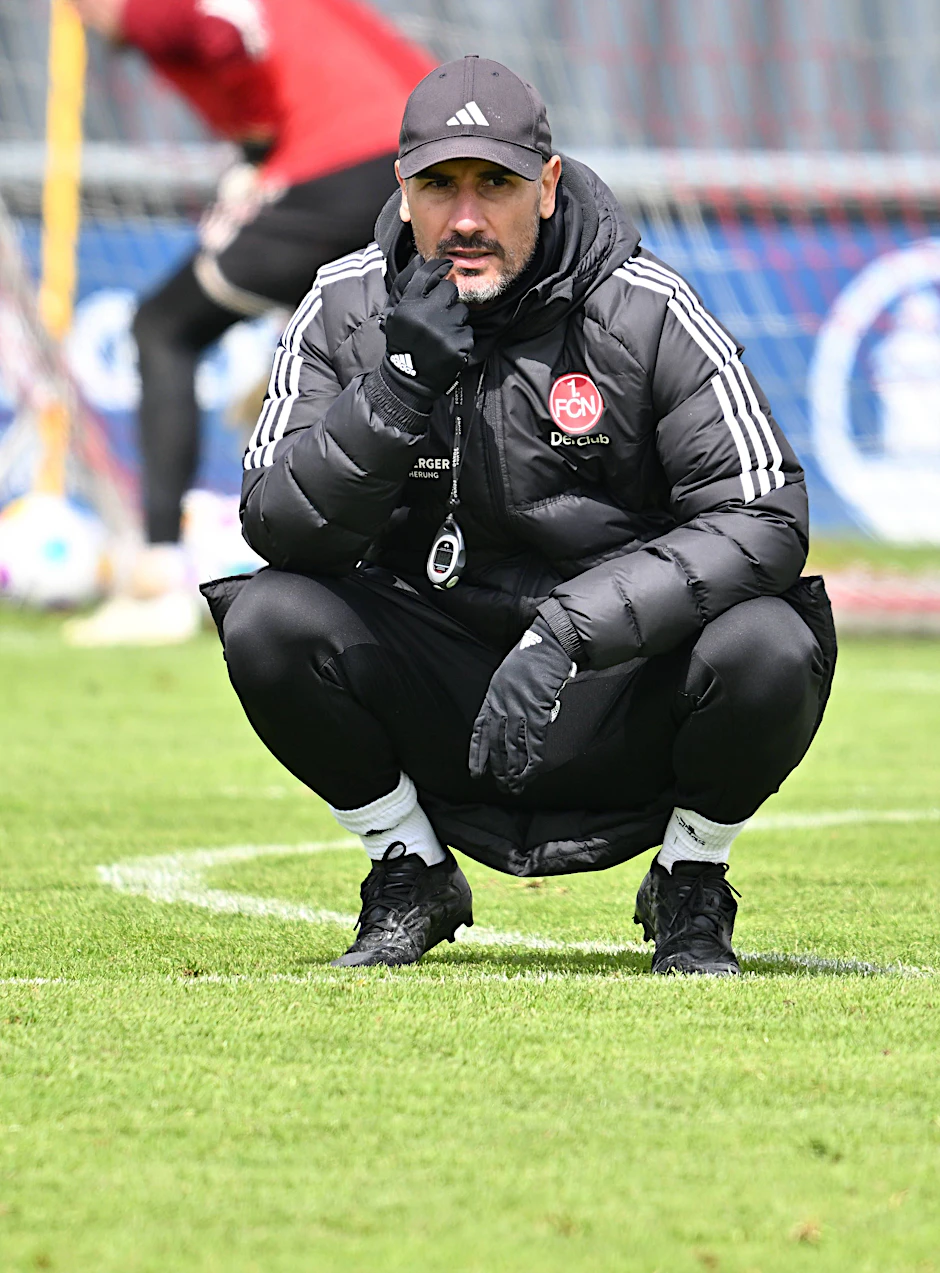 Trainer Cristian Fiel schaut noch den Nürnberger Kickern genau auf die Füße.