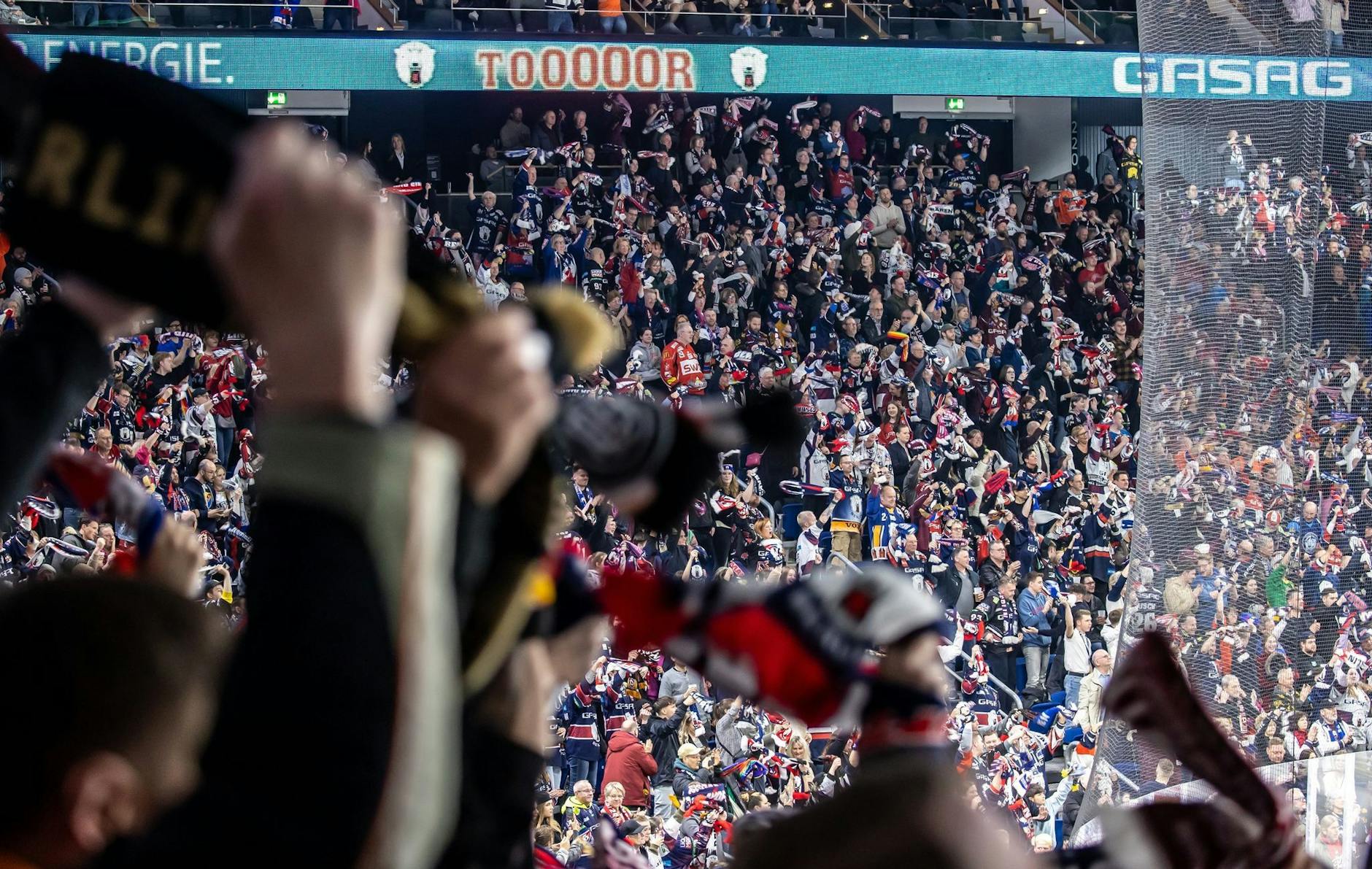 Grund zur Freude in der Hauptstadt: Die Eisbären Berlin stehen unmittelbar vor ihrer zehnten Meisterschaft in der Deutschen Eishockey Liga. Nach einem 4:1 gegen die Fischtown Pinguins aus Bremerhaven reicht ein weiterer Erfolg zum Titel.