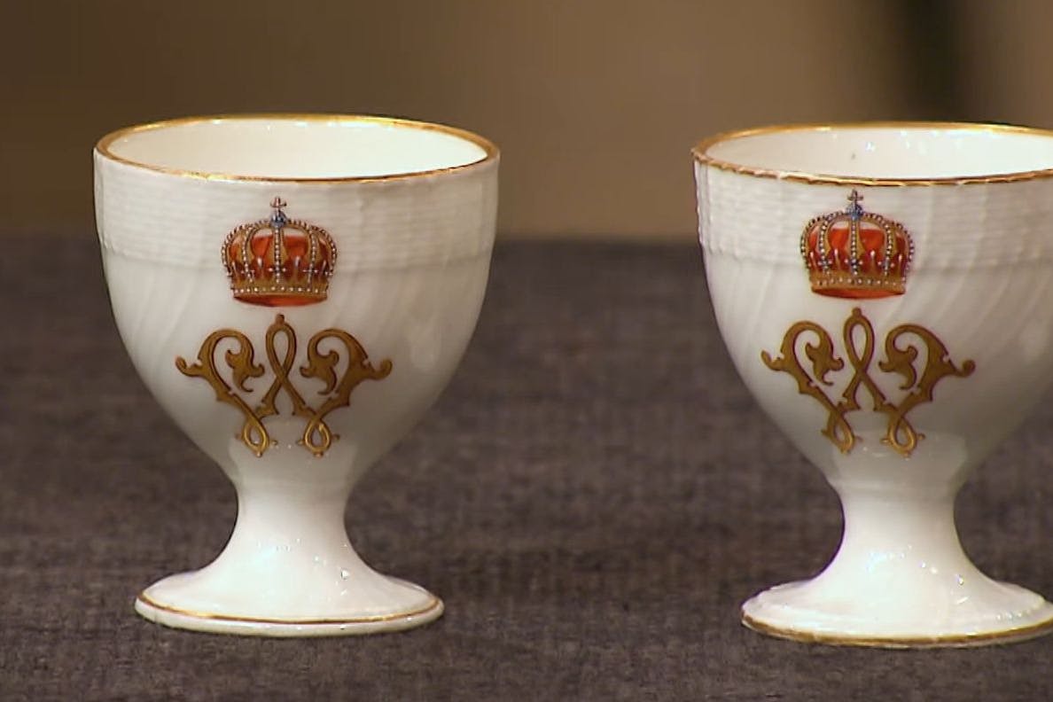 Als die Eierbecher des Kaisers im „Bares für Rares“-Händlerraum auftauchen, gibt es dort kein Halten mehr.