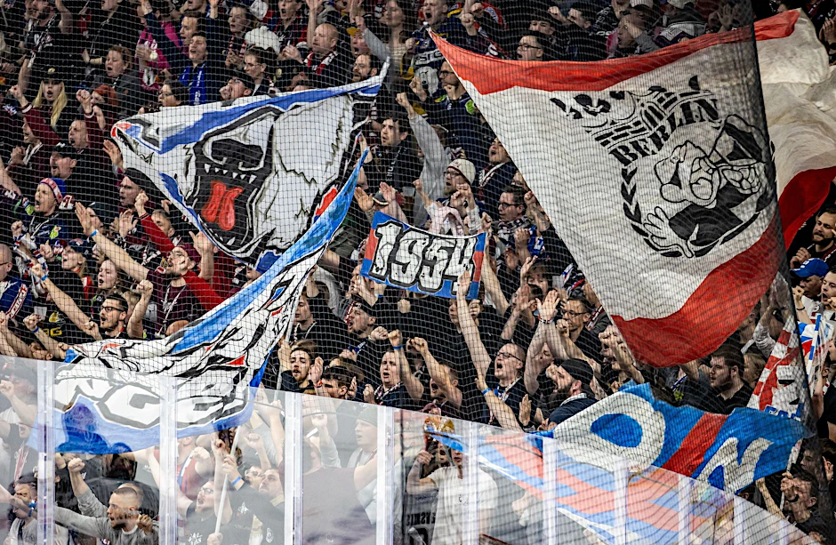 Grund zur Freude bei den Berliner Fans: Die Eisbären stehen unmittelbar vor ihrer zehnten Meisterschaft.  