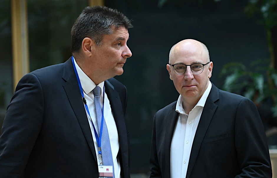 Der ASW-Vorstandsvorsitzende Alexander Borgschulze (l) und BfV-Vize Sinan Selen bei der Tagung in Berlin.  