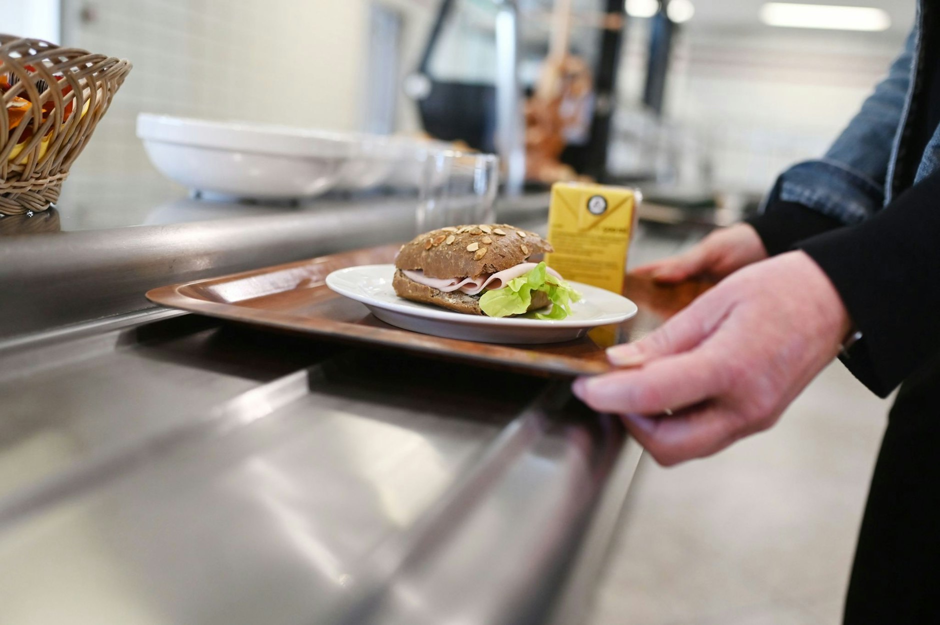 PRODUKTION - Betriebskantine des Landratsamt Karlsruhe. Fast ein Viertel der in Deutschland Beschäftigten arbeitet aktuell zumindest teilweise von zu Hause.  